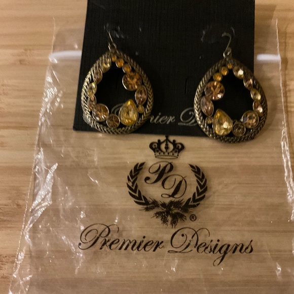 Premier Earrings - Picture 1 of 1